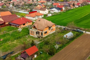 PRET NOU! Casă 6 camere - la roșu - Zimandcuz, Arad – COMISION 0 - imagine 2