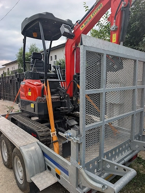    Mini escavator și remorca axa dubla
