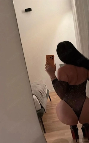Bruneta sexi deplsarii