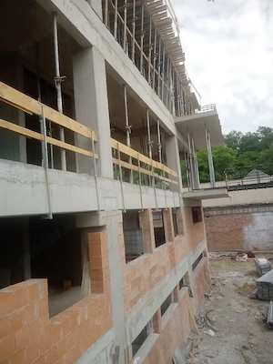 Angajam muncitori in construcții 