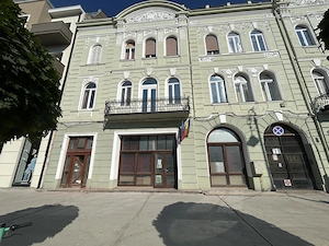Inchiriez spatiu birouri ultracentral,Revolutiei,vis-a-vis Continental,etaj 1
