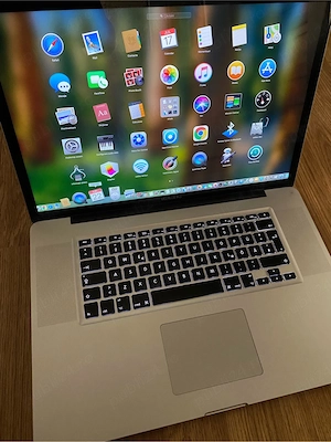 Laptop MacBook Pro intel core i7,Tastatură luminată,Display 17,3 led,8gb ram,750g m,baterie buna.