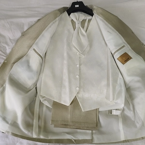 Vând costum de ginere mărimea 52