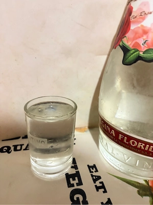 Vand tuica de struguri