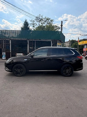    Mitsubishi Outlander PHEV 2.4L 4WD Instyle+ (Model 2020   Luna 11)    - imagine 3