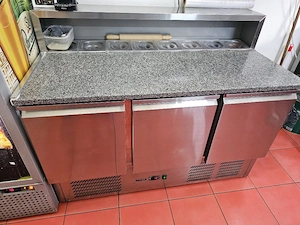 Masă frigorifică pentru pizza   salate cu 3 uși și blat de granit Horeca