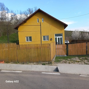 Vând casă cu teren aferent, proprietate particulară.