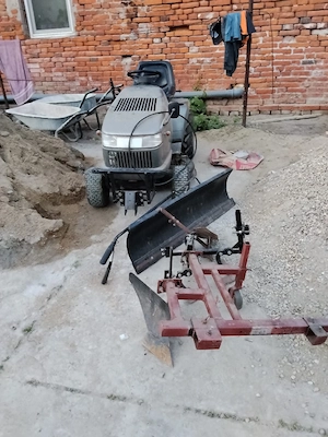 Vand tractoras de tuns iarba 18 CP