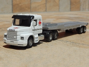 Macheta camion cu platforma Scania T92H Maisto Deutsches Rotes Kreuz scara 1:50