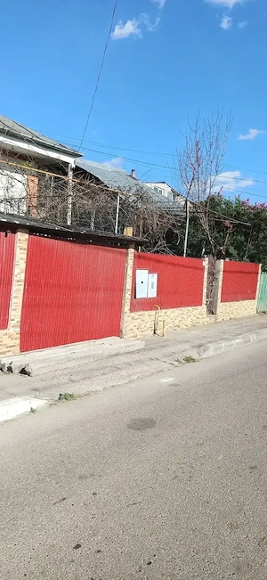 Casa parter-4 camere, grădină, garaj. Zona Libertății, Vaslui. - imagine 2