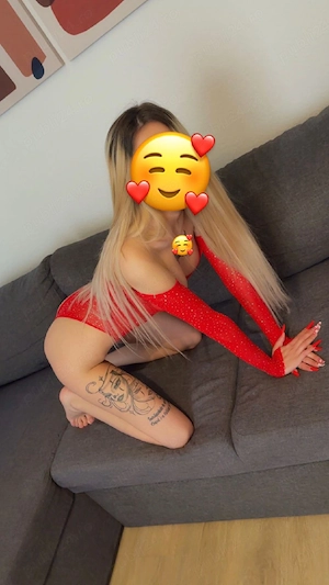 Blonda miniona fac si deplasari 