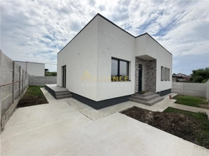 Casa individuala parter 4 camere 2 bai + dressing - imagine 3