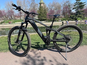 Vând bicicletă electrică CUBE 