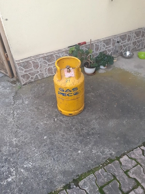 Vănd butelie de gaz plină.