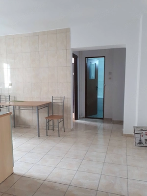 Camera in apartament cu 3 camere - imagine 2