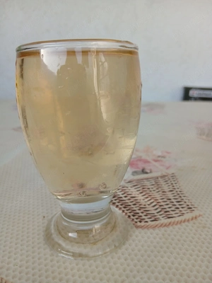 Vând vin demisec și sec, țuică