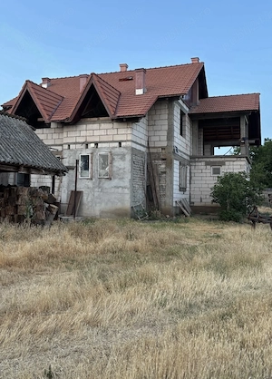 Vând fermă   În orașul Pecica. aproximativ 8 hectare
