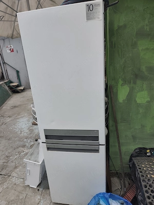 Frigider,în funcțiune,cu partea de jos este congelator.