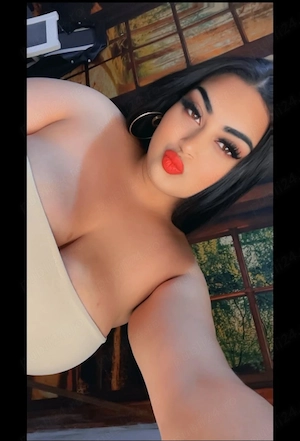 Bruneta cu forme te astept la mine