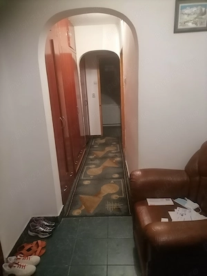 Închiriez 1 camera intr un apartament cu 3 camere zona PACURARI COPOU - imagine 2