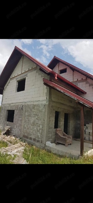 Casă la rosu si teren