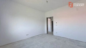 Duplex de vanzare, 5 camere despartit prin garaj - Mosnita Veche - imagine 14