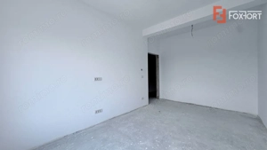 Duplex de vanzare, 5 camere despartit prin garaj - Mosnita Veche - imagine 10
