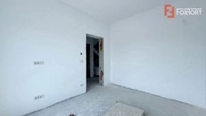 Duplex de vanzare, 5 camere despartit prin garaj - Mosnita Veche - imagine 8