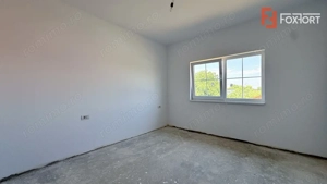Duplex de vanzare, 5 camere despartit prin garaj - Mosnita Veche - imagine 13