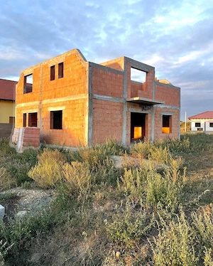 Casă P+M în construcție în Pădureni (cartierul nou)