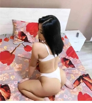 Buna sunt o bruneta dulce și seducatoare