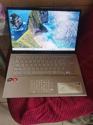 Asus vivobook 14 Rizen 5 video dedicat, ssd  baterie Noua