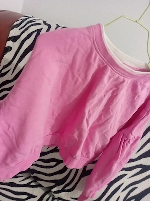 bluza,roza si cu foarte putin alb 