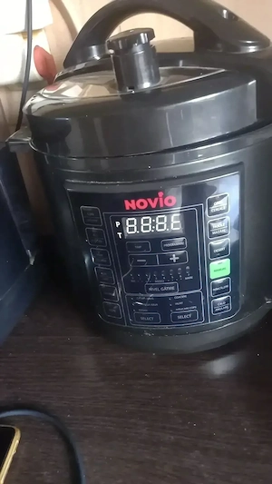 Multicooker sub presiune nou , capacitate  6 litri ,plus carte rețete  - imagine 2