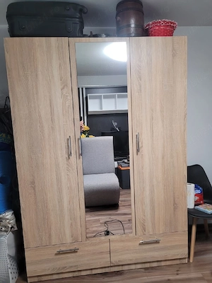 Vând dulap cu trei uși 