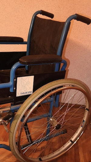 Scaun rulant  Scaun cu rotine pentru persoane cu mobilitate redusă