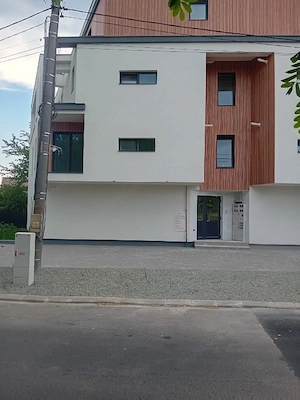 Vînd apartament 1300E m  zonă foarte liniștită  aproape de centrul istoric al orașului  - imagine 6
