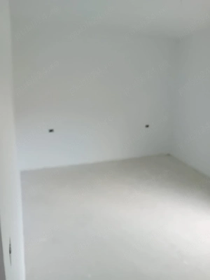 Vînd apartament 1300E m  zonă foarte liniștită  aproape de centrul istoric al orașului  - imagine 3