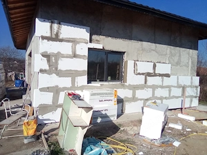 Mester execut  lucrari de placat cu polistiren  