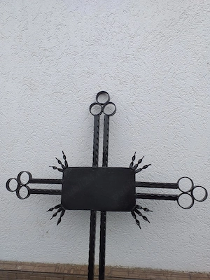Vând grilaje și cruci din fier forjat.