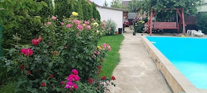 Vând casă cu piscina 