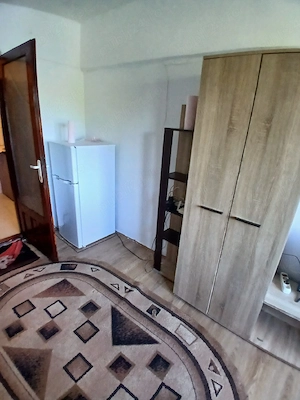 inchiriez  camera stil cu baie si bucatarie proprie
