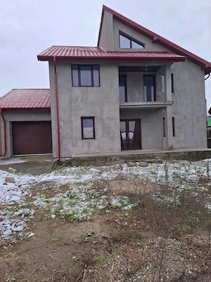 De vanzare Vila in Horia compusa din 5 dormitoare, living, 2 bai, Teren de 517mp