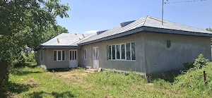 vând casă cu curte 