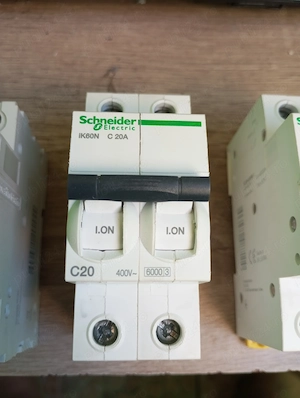 Siguranta automata bipolara Schneider curba C 10A, 16A, 20A