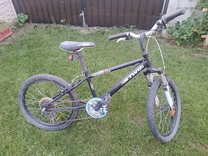 Bicicleta B-TWIN cu roti de 16 inch.