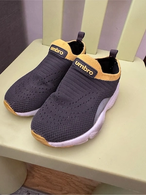 Vând pantofi sport 