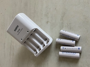 Incarcator baterii reincarcabile NiMH tip AA si 4 baterii