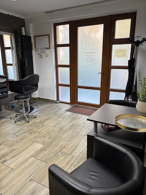 Vand in 7 Noiembrie apt. 2 camere,parter, acces stradal,pt.cabinet, sp.comercial