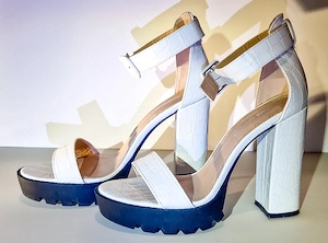 sandale albe Ideal Shoes cu toc, marimea 37 in stare foarte buna